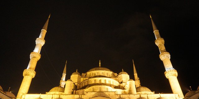 Am Tag der Earth Hour versinken berühmte Wahrzeichen für eine Stunde in der Dunkelheit. So wird die Hagia Sophia in Instanbul (TR) kurzzeitig statt einer Attraktion...