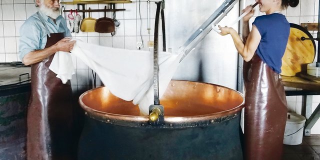 Cornelia Herrmann und ihr Vater Martin beim Käsen.(Bilder Noëmi Elmiger)