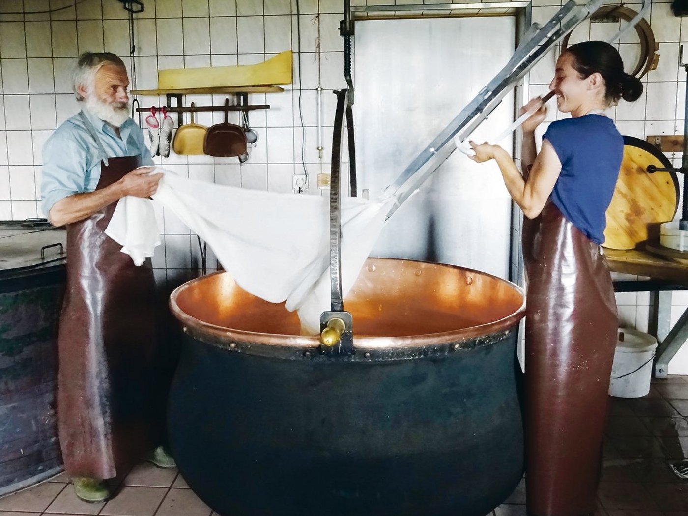 Cornelia Herrmann und ihr Vater Martin beim Käsen.(Bilder Noëmi Elmiger)