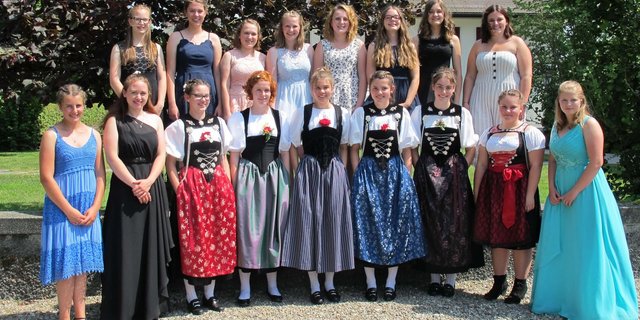 Die 17 jungen Frauen haben einen ersten Schritt in die Berufswelt gemacht. (Bilder zVg)