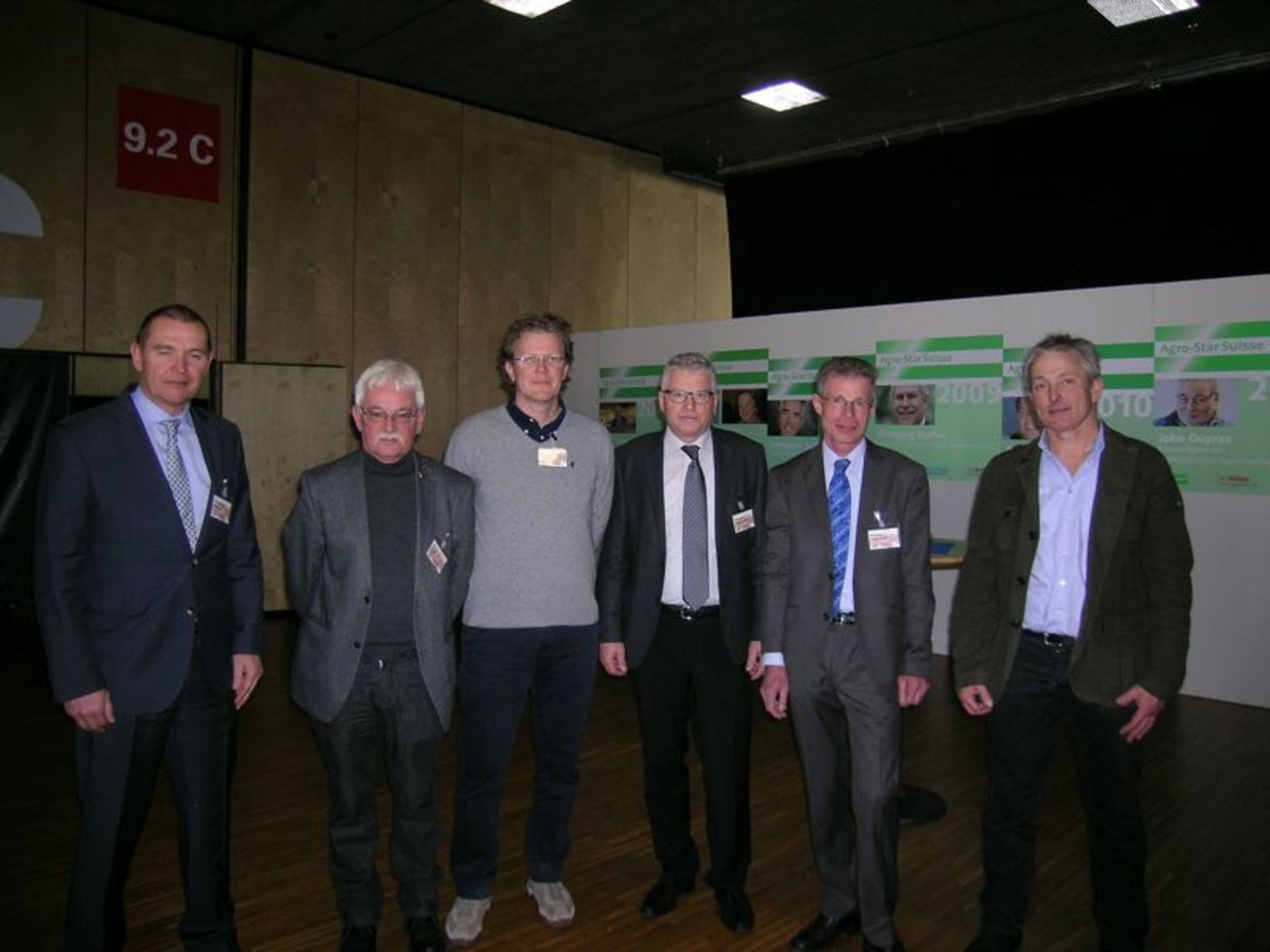 Hans-Peter Werder, HPW AG; Dieter Buser, Einkaufspool Früchte und Gemüse, Coop Basel; Walter Guerra, Versuchszentrum Laimburg; Richard Hollenstein, LZSG, Fachstelle Obstbau, Flawil; Markus Kellerhals, Agroscope, Wädenswil und Jürg Hess, Obstproduzent. (Bild Isabelle Schwander)