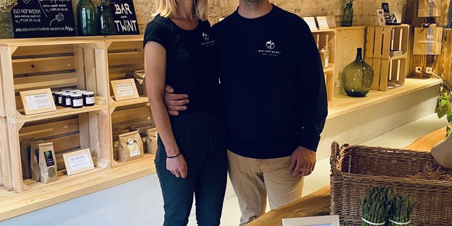 Im Februar haben Sara (40) und Patrick (36) Guarisco ihren eigenen Hofladen eröffnet. Hier wird auch der biologisch angebaute Grünspargel verkauft. (Bild Bio-Hofwerk)