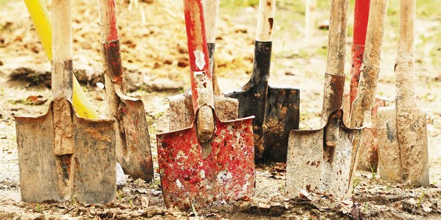 Statt am Stadt-Land-Graben zu schaufeln, investiert man seine Zeit besser in Gespräche und baut damit Vertrauen auf. Nur gemeinsam kommen Stadt und Land weiter. (Symbolbild Adobe Stock/Yevgeniy Zateychuk)