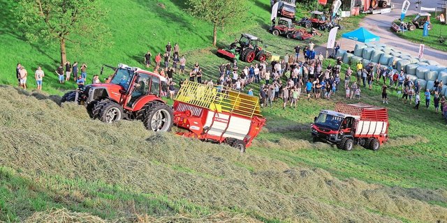 Sowohl Transporter als auch Traktor und Triebachsladewagen bewältigten den Steilhang auf dem Betrieb Oberziswil problemlos.