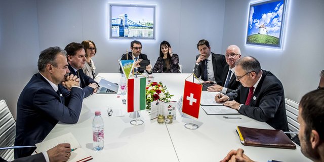  Bundesrat Guy Parmelin unterzeichnet die Europa Soja-Erklärung in Berlin. (Bild Csaba Pelsőczy)