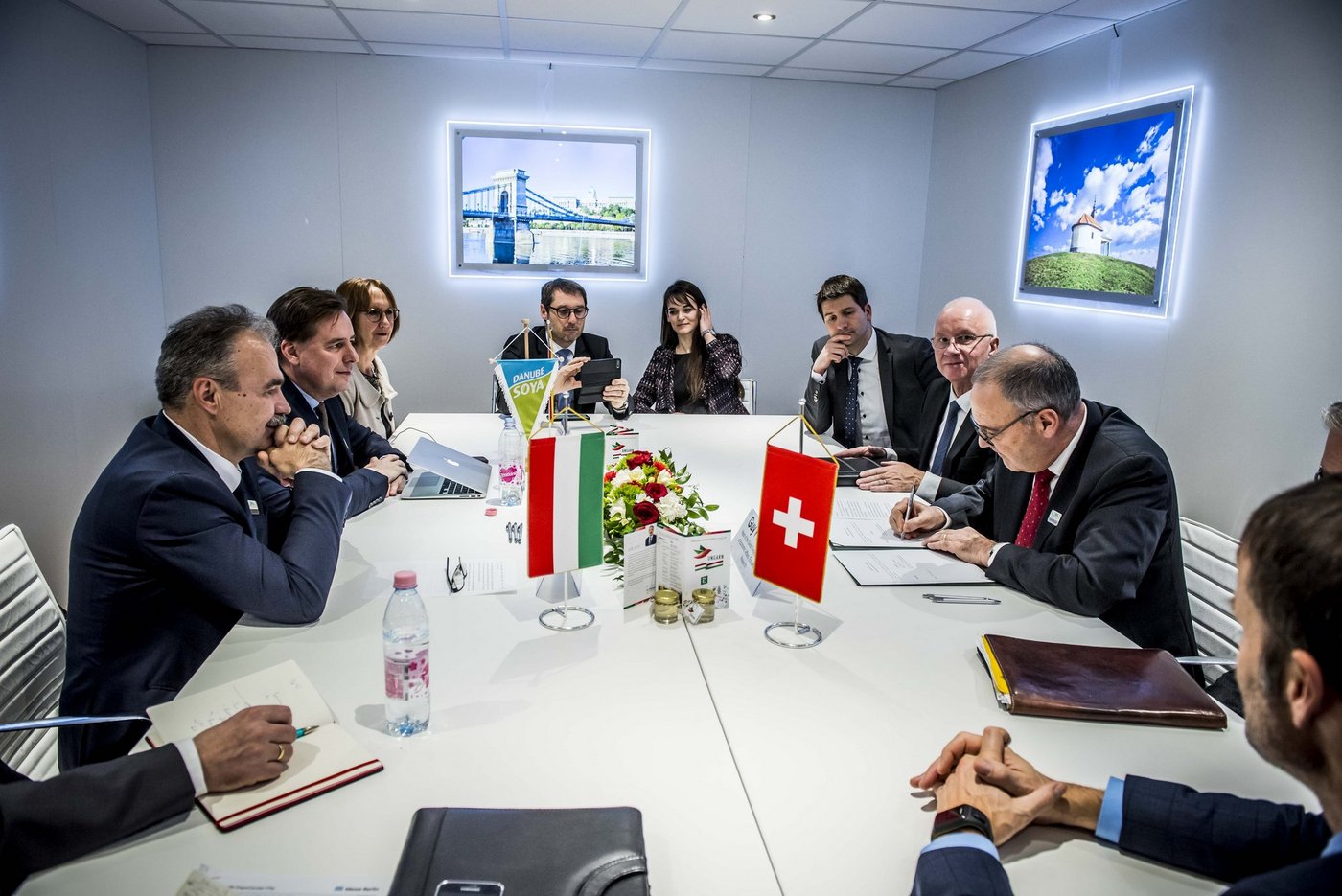  Bundesrat Guy Parmelin unterzeichnet die Europa Soja-Erklärung in Berlin. (Bild Csaba Pelsőczy)