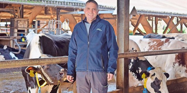 Dionys Popp bewirtschaftet einen Betrieb mit 100 Milchkühen und öffnete seine Stalltüren für die Bevölkerung.