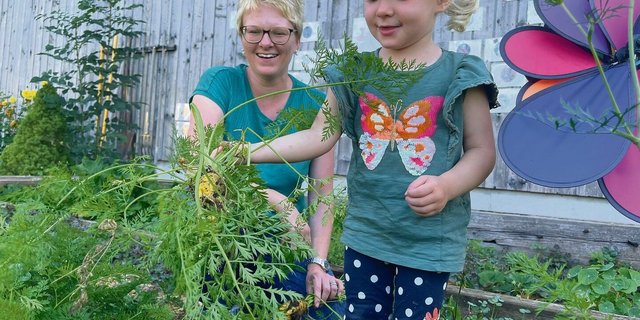 Yvonne Lustenberger mit Tochter Leonie im Garten der Spielgruppe. Hier lernen die Kinder etwa, dass Rüebli nicht «gruusig» sind, nur weil bei der Ernte noch Erde daran klebt.