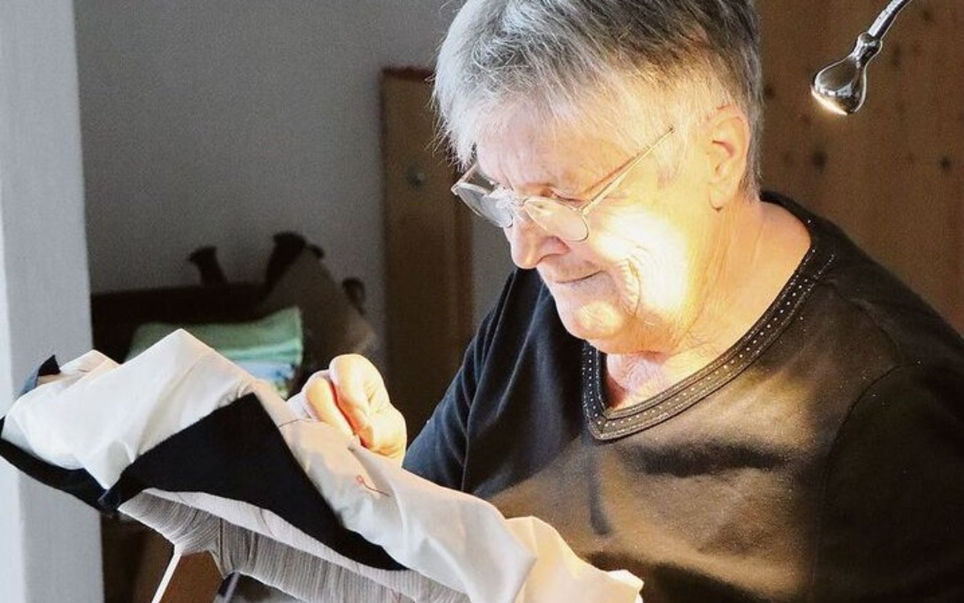 Trachtenstickerei ist ein zeitaufwendiges Hobby. Elsbeth Kurath braucht für eine einzige Tracht 120 Stunden – und dies bei voller Konzentration.
