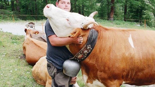 Der Walliser Christian Schuler und seine Raja haben einander sichtlich gern. Raja stammt aus eigener Zucht.(Bild Christian Schuler)