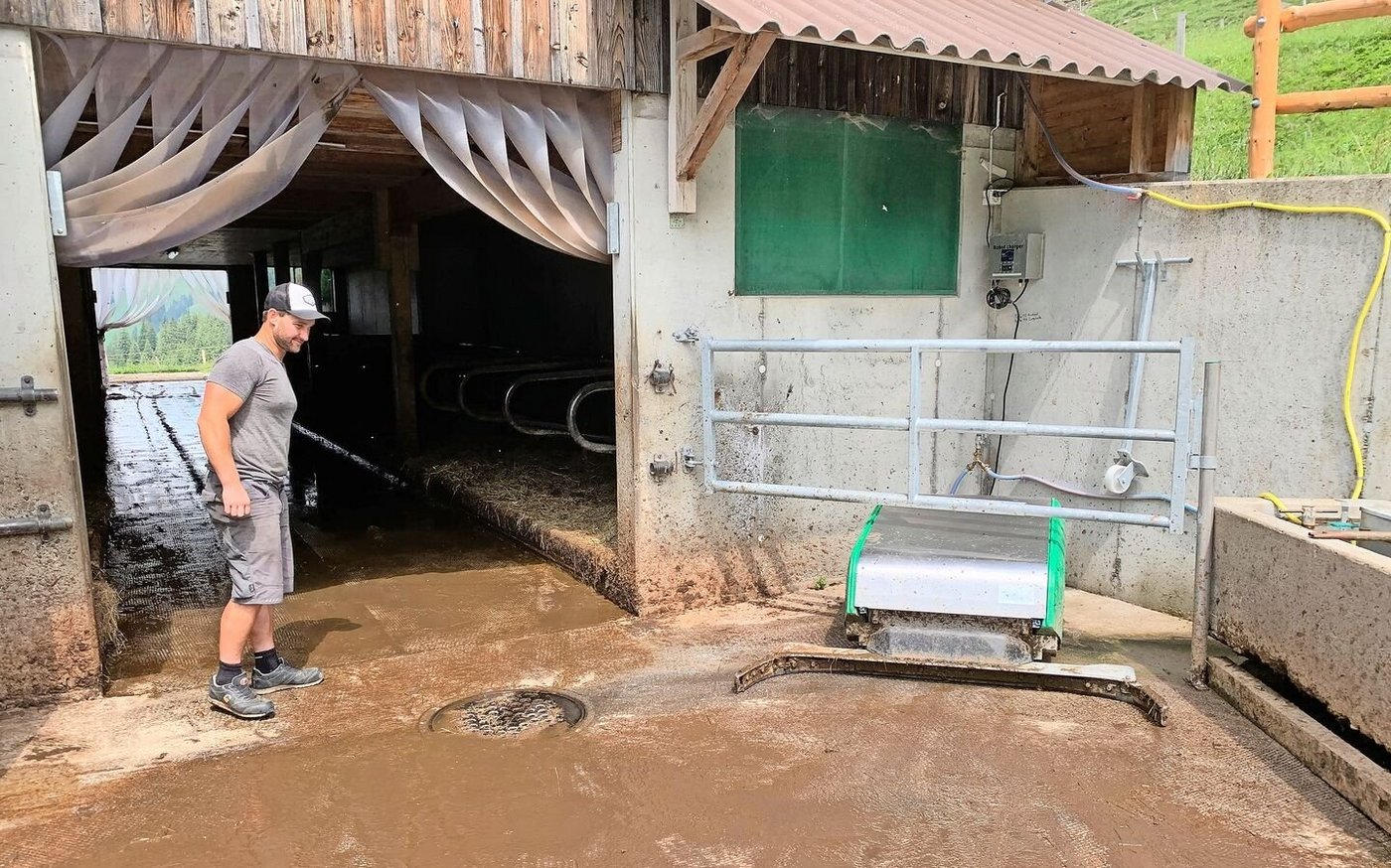 Der Laufstall auf der Alp Jänzimatt ist sogar mit einem Entmistungsroboter ausgerüstet, der auch auf dem Talbetrieb eingesetzt wird. Das erleichtert die Stallarbeit für Stefan Eberli.
