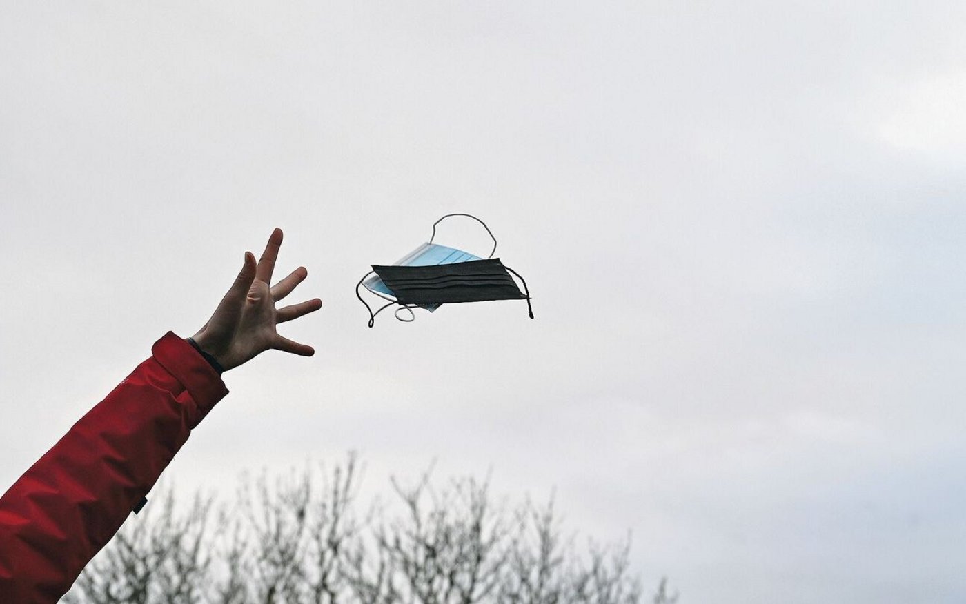Das flächendeckende Maskentragen gehört der Vergangenheit an. Ob die Dinger aber im Alltag ganz verschwinden werden?  