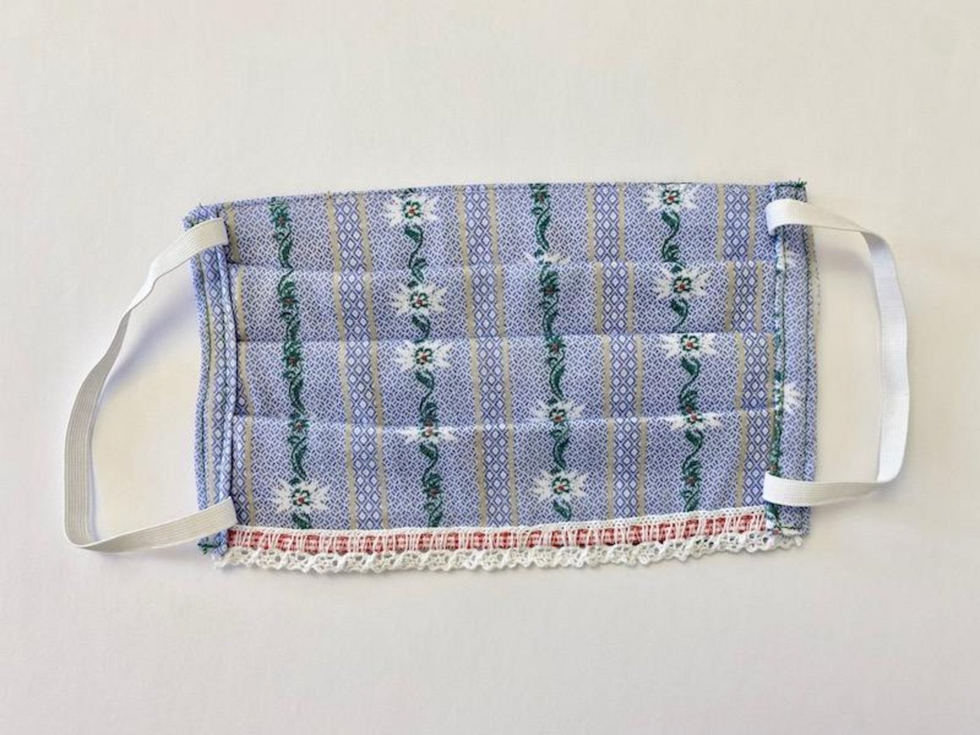 Besonders hübsch sieht eine selbstgemachte Schutzmaske im Edelweiss-Look aus. (Bilder SBV)