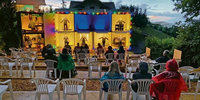 Optisch wären die sehr abenteuerlustigen Männer und Frauen auf der Moosegg zwar sozial distanziert, aber das Bild täuscht.(Bild akr)