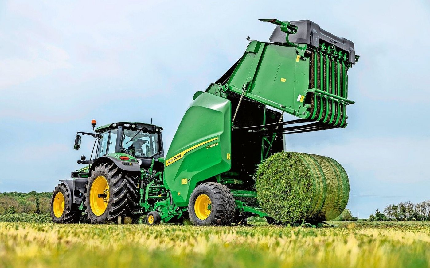 Ein kleinerer Wendekreis und eine präzise Deichselsteuerung – auch in engen Kurven. Das verspricht John Deere bei seinen neuen Pressen.