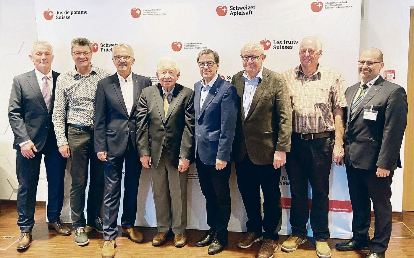 Gruppenbild mit Ehrenmitgliedern (v. l.): SOV-Präsident Jürg Hess, Edi Huber, Bruno Jud, Hans-Ueli Daepp, Bruno Pezzatti, Ernst Möhl, Benno Huber und Direktor Jimmy Mariéthoz.