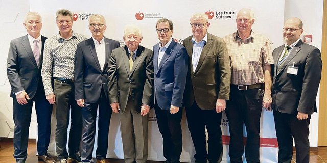 Gruppenbild mit Ehrenmitgliedern (v. l.): SOV-Präsident Jürg Hess, Edi Huber, Bruno Jud, Hans-Ueli Daepp, Bruno Pezzatti, Ernst Möhl, Benno Huber und Direktor Jimmy Mariéthoz.