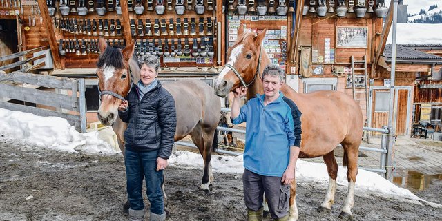 Anita und Johann von Grünigen mit ihren zwei Pferden. (Bild Peter Fankhauser)