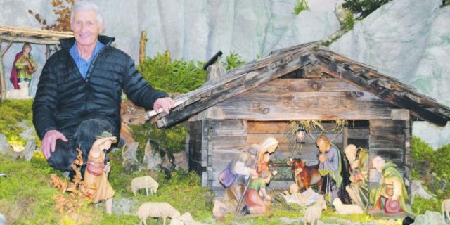 Martin Schuwey mit seinem Herzensprojekt, der Krippenlandschaft in der Kirche Jaun. (Bild Julia Overney)