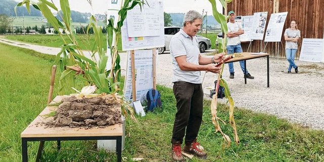 Liebegger Referenten, hier Herbert Schmid, informierten über  Futterkonservierung, Bodenschäden, Getreideanbau und Aktualitäten aus dem Pflanzenschutz. 