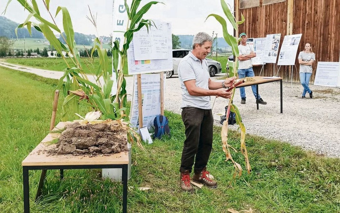 Liebegger Referenten, hier Herbert Schmid, informierten über  Futterkonservierung, Bodenschäden, Getreideanbau und Aktualitäten aus dem Pflanzenschutz. 