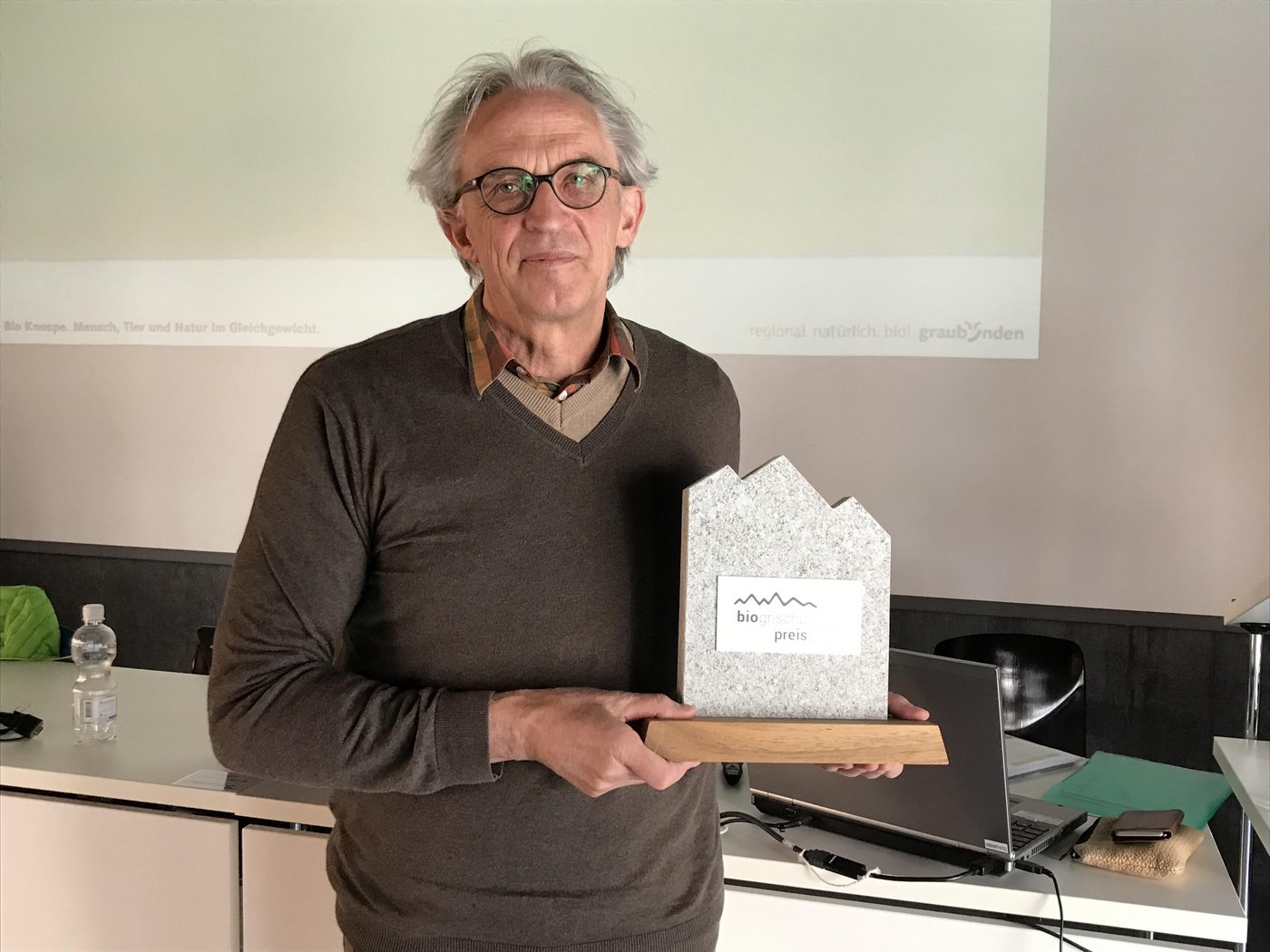 Peer Schilperoord erforscht seit Jahrzehnten die Entstehung von Pflanzen und Sorten, die sich für den Biolandbau eignen. (Bild Alexandra Stückelberger) 