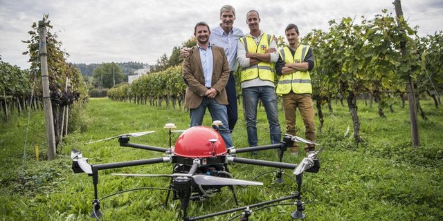 Syngenta-CEO Erich Fyrwald mit Erfinder Frédéric Hemmeler und Team. (Bild Syngenta)