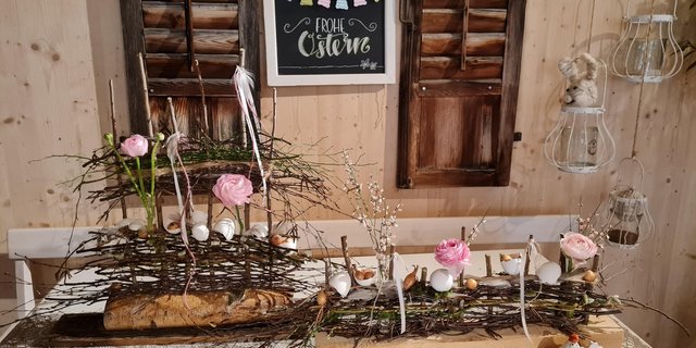 Das Ostergesteck kann mit verschiedenen Dekorationen wie etwa Hühnern oder Hasen umrahmt werden. Es besteht aus einfachen Materialien, die überall zu finden sind. (Bilder Franziska Jurt)