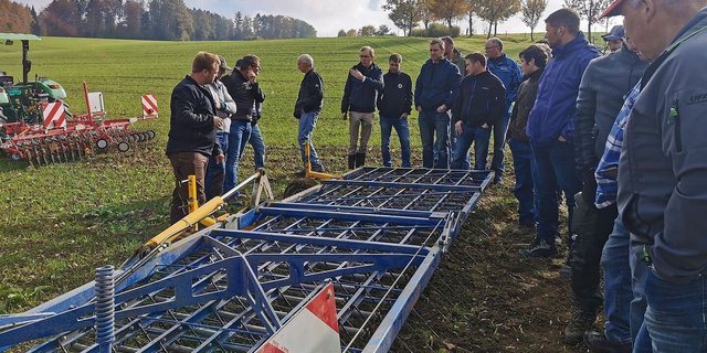 Vorführung von Geräten zur mechanischen Unkrautbekämpfung an einem kürzlichen gut besuchten Kurs über herbizidlosen Getreideanbau. 