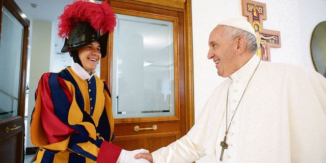 Wertschätzung: Papst Franziskus und Gardist Gisler. Die Auslanderfahrung motivierte den Luzerner besonders bei seinem Engagement in Rom.