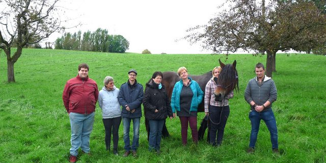 Die Gründungsmitglieder des Schweizerischen Ardenner Zuchtverbandes versammelten sich in Uebeschi (Kanton Bern). (Bild SAV)