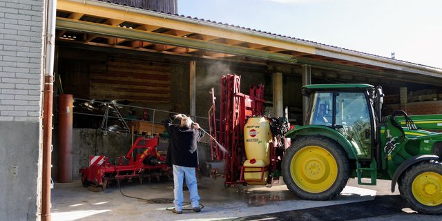 So sollte es sein: Spritzen sind auf einem separaten Waschplatz zu waschen und vor Witterung geschützt aufzubewahren. (Bild Thomas Steiner, Fachstelle Pflanzenschutz Bern)
