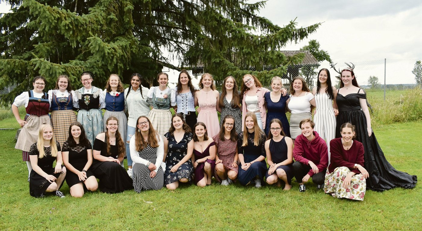 Geschafft: Die Agriprakti-Absolventinnen trafen sich am Mittwoch zu einem gemütlichen Ausklang beim Hirschpark Luzern.  (Bild LBV)