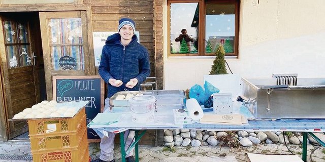 Regelmässig steht Simon Peter vor seinem Hofladen oder denjenigen seiner Abnehmer und backt frische Berliner. Eine Aktion, die sehr beliebt ist bei den Kunden. 