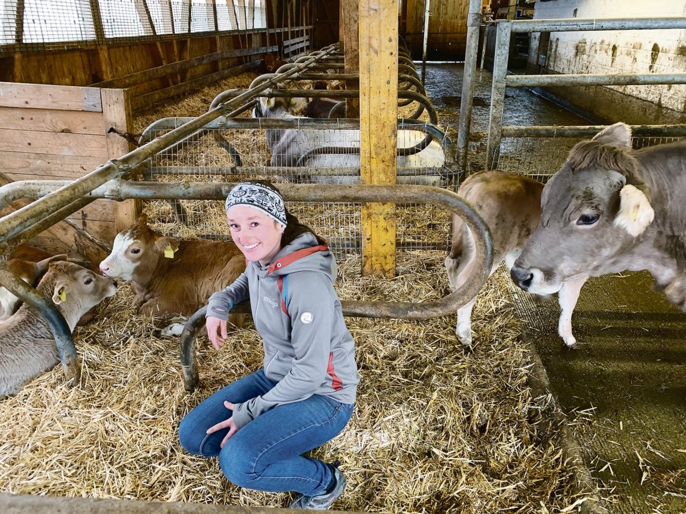 Janine Omlin-Kayser vom Biohof  Eggmatt im Stall mit den Mutterkühen und jungen Natura-Veal Kälbern. (Bild Josef Scherer)
