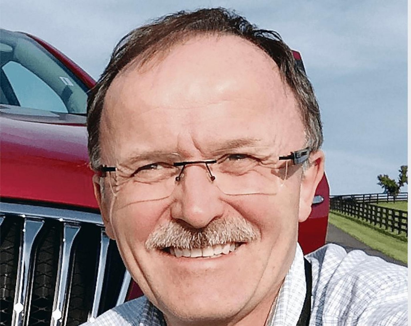 Wer echtes Interesse an der Landwirtschaft habe, solle Bäuerinnen und Bauern am Tag ansprechen, statt nachts in Ställen die Tiere zu filmen oder fotografieren, findet der Geschäftsführer des landwirtschaftlichen Informationsdiensts Markus Rediger. (Bild zVg)