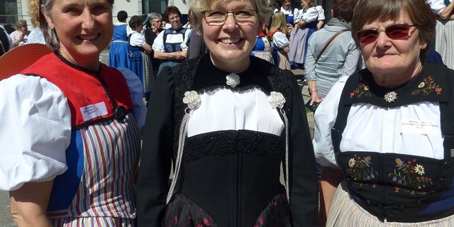 Farbenfrohe Versammlung: Marianne Jungo aus dem Freiburger Sensebezirk, Präsidentin Christine Bühler im "Tschöppli" und Elisabeth Heiniger aus Villmergen. (Bilder akr)