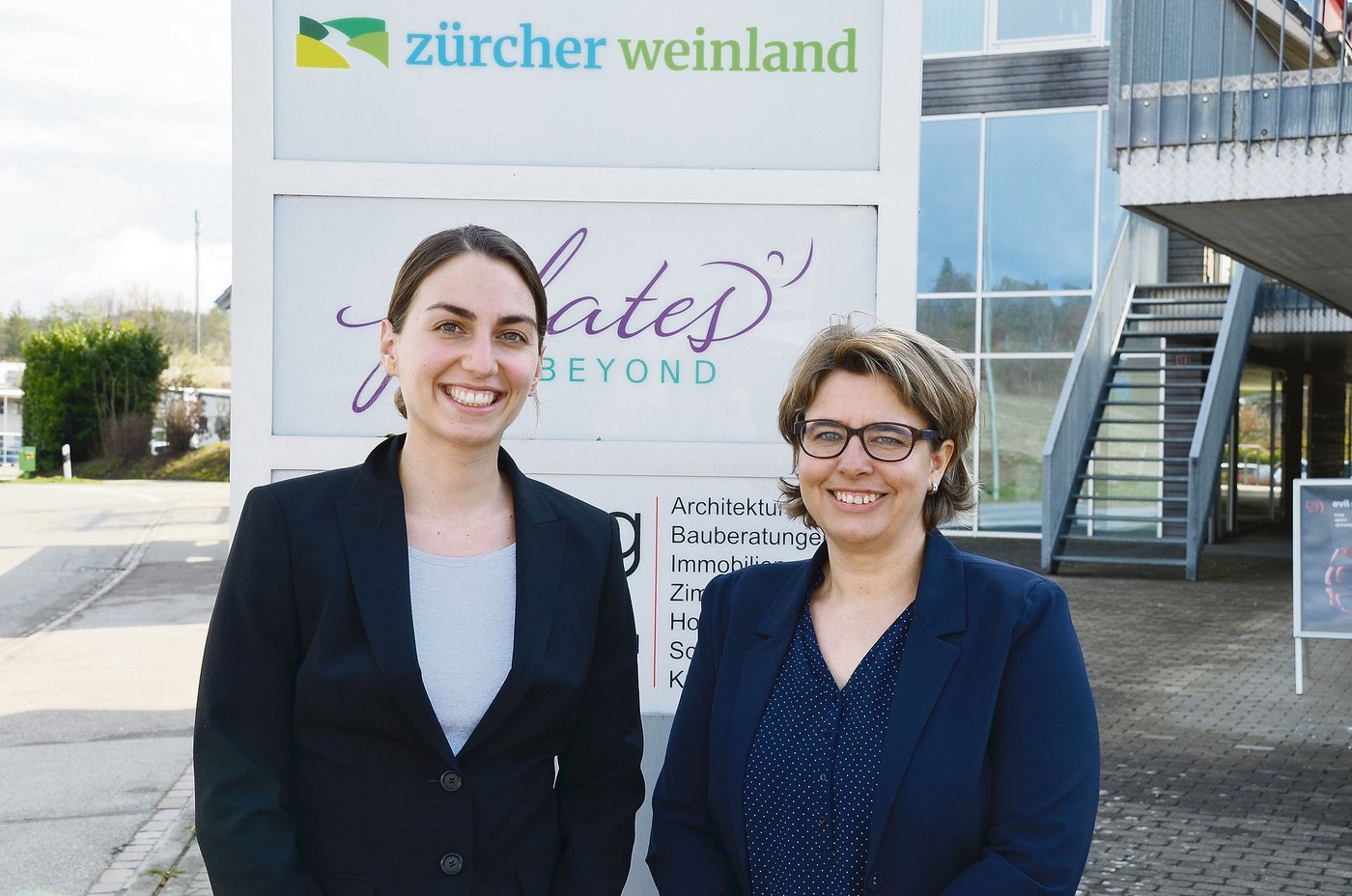 Giulia Balmer (links) und Brigitte Grab vor der Geschäftsstelle des Regionalmanagements Zürcher Weinland in Kleinandelfingen:  Sie  engagieren sich dafür, die Standortattraktivität des Zürcher Weinlands zu steigern.(Bild Isabelle Schwander)