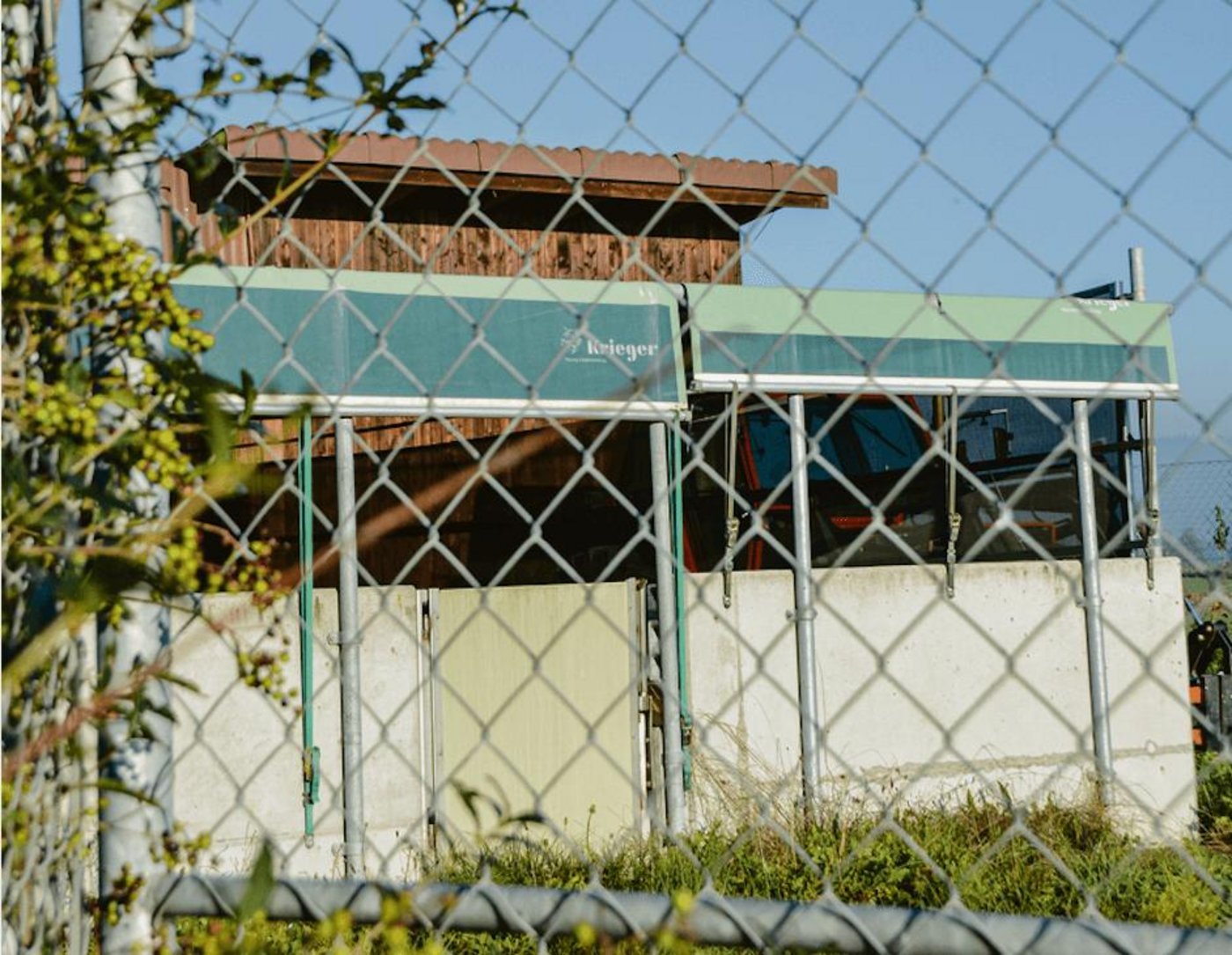 Es geht nichts über eine gute betriebliche Biosicherheit. Dazu gehören auch Zäune. (Bild aem)