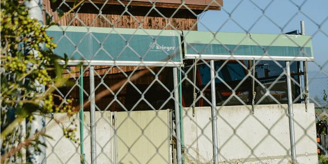 Es geht nichts über eine gute betriebliche Biosicherheit. Dazu gehören auch Zäune. (Bild aem)