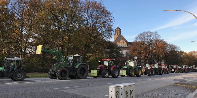 Solche Bilder wie hier an der "Treckerdemo" in Deutschland, wird es voraussichtlich in der Schweiz in naher Zukunft nicht geben. (Bild Bianca Schröder/ Twitter)