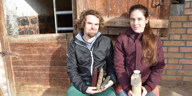 Urs Marti und seine Ehefrau Leandra Brusa erhöhen die Wertschöpfung ihrer Hofprodukte. Statt Futtermais wird Polentamais angebaut. Ihren Hafer verarbeiten sie zu Hafer-Drink. (Bild Lisa McKenna)