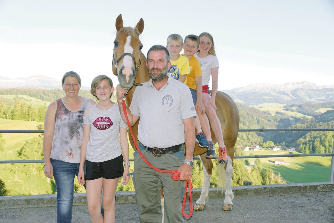 Bei Familie Furrer packen alle mit an: Die Eltern Sandra und Kobi Furrer mit den Kindern Tamara und – auf dem Rücken von Lanzelot – Lukas, Jakob Junior und Chantal.(Bild Annelies Bichsel)