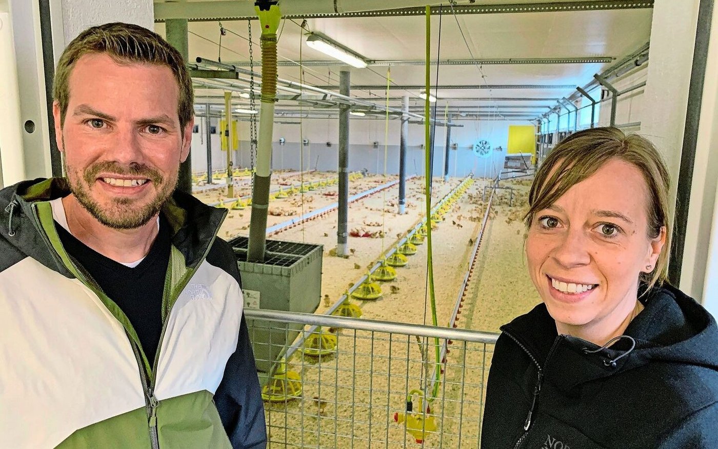 Stephanie und Daniel Sidler mit den Mastpoulets im umgebauten Milchviehstall. Die Hühner sind hier rund eine Woche alt.