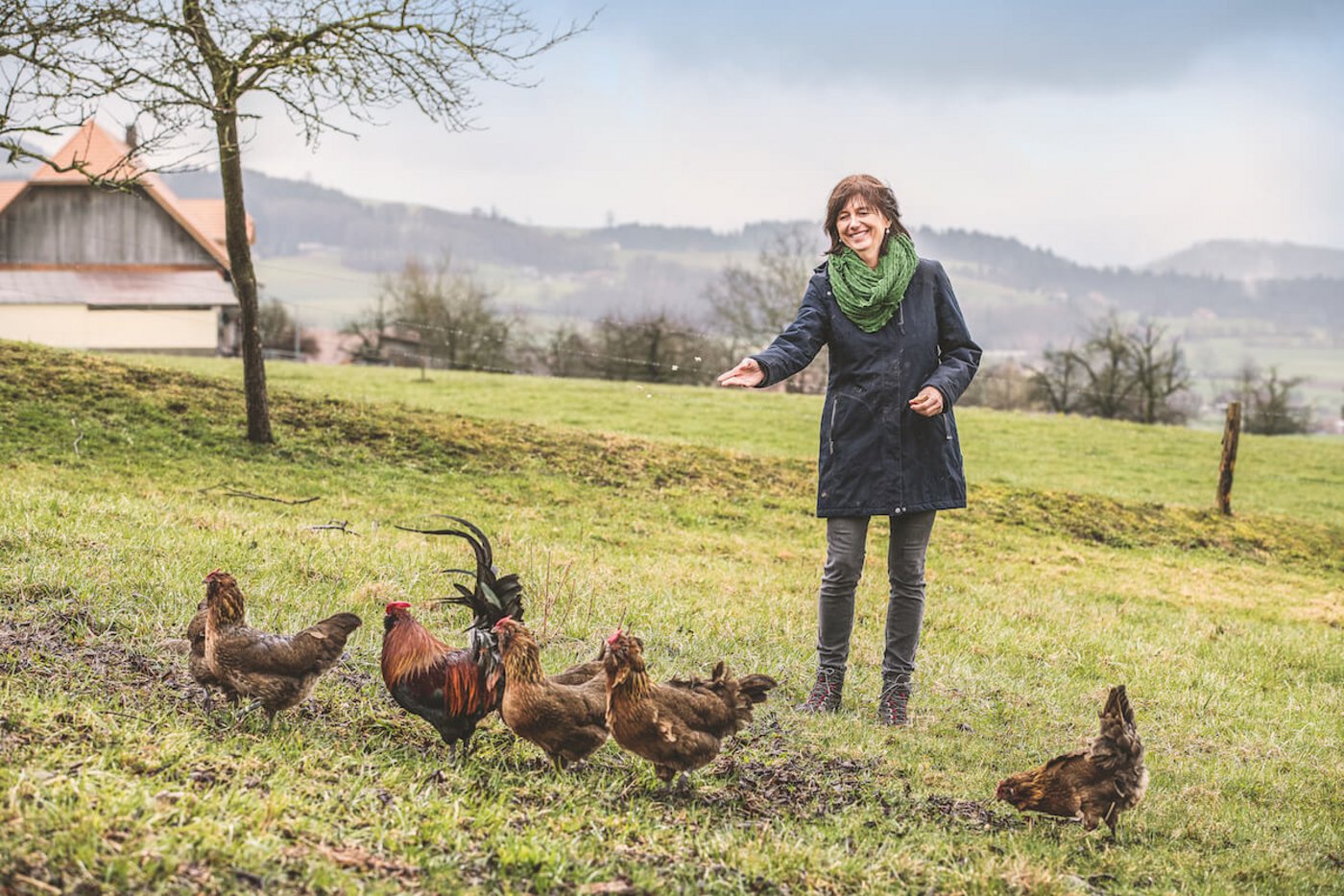 Corinna Bochsler Vielbringen BE lässt ihren Appenzeller Barthühnern viel Freiraum. (Foto: Pia Neuenschwander)