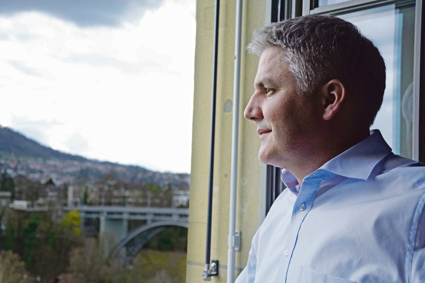Lanat-Vorsteher Christian Hofer blickt aus dem Fenster seines Büros in Bern. Die Natur meldet sich auch hier zurück aus dem Winterschlaf. Noch laufen hier aber keine Hirsche und Wölfe durch die Stadt. Jedenfalls keine wild lebenden. (Bild Simone Barth)