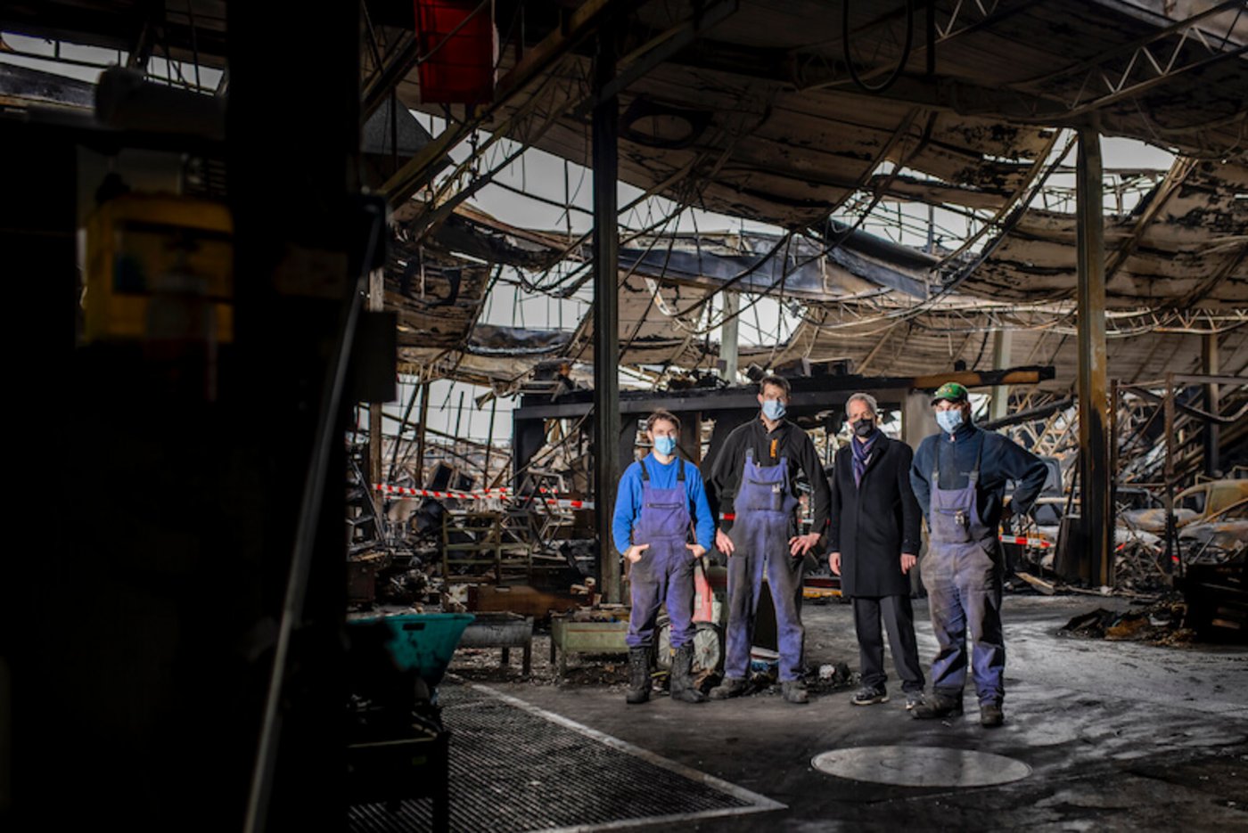 Die Mitarbeiter der Bührer Traktorenfabrik AG sowie Verwaltungsratspräsident Michel Eichenberger arbeiten mit Hochdruckbei den Aufräumarbeiten mit, damit der Werkstattbetrieb bald wieder aufgenommen werden kann. (Bild Christian Merz)