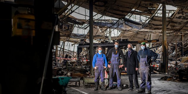Die Mitarbeiter der Bührer Traktorenfabrik AG sowie Verwaltungsratspräsident Michel Eichenberger arbeiten mit Hochdruckbei den Aufräumarbeiten mit, damit der Werkstattbetrieb bald wieder aufgenommen werden kann. (Bild Christian Merz)