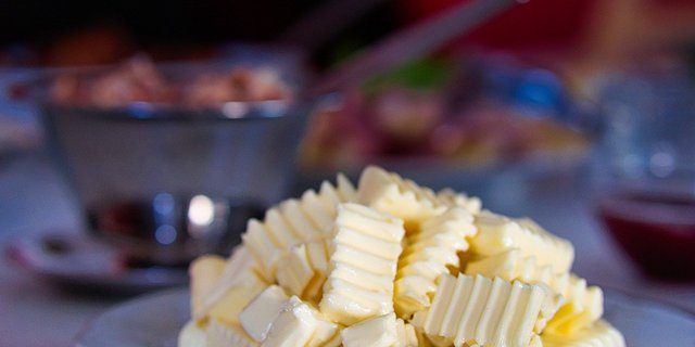 Auch 2021 wird Butter importiert. Damit falle das Butterloch als Argument in Milchpeis-Verhandlungen weg, meint Big-M. (Bild PHOTOGRAPHY-toporowski/Pixabay)