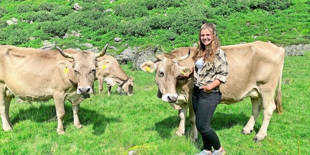 Den ganzen Sommer über arbeitet die Landwirtin auf der Niederen-Mettmen-Alp ob Schwanden.